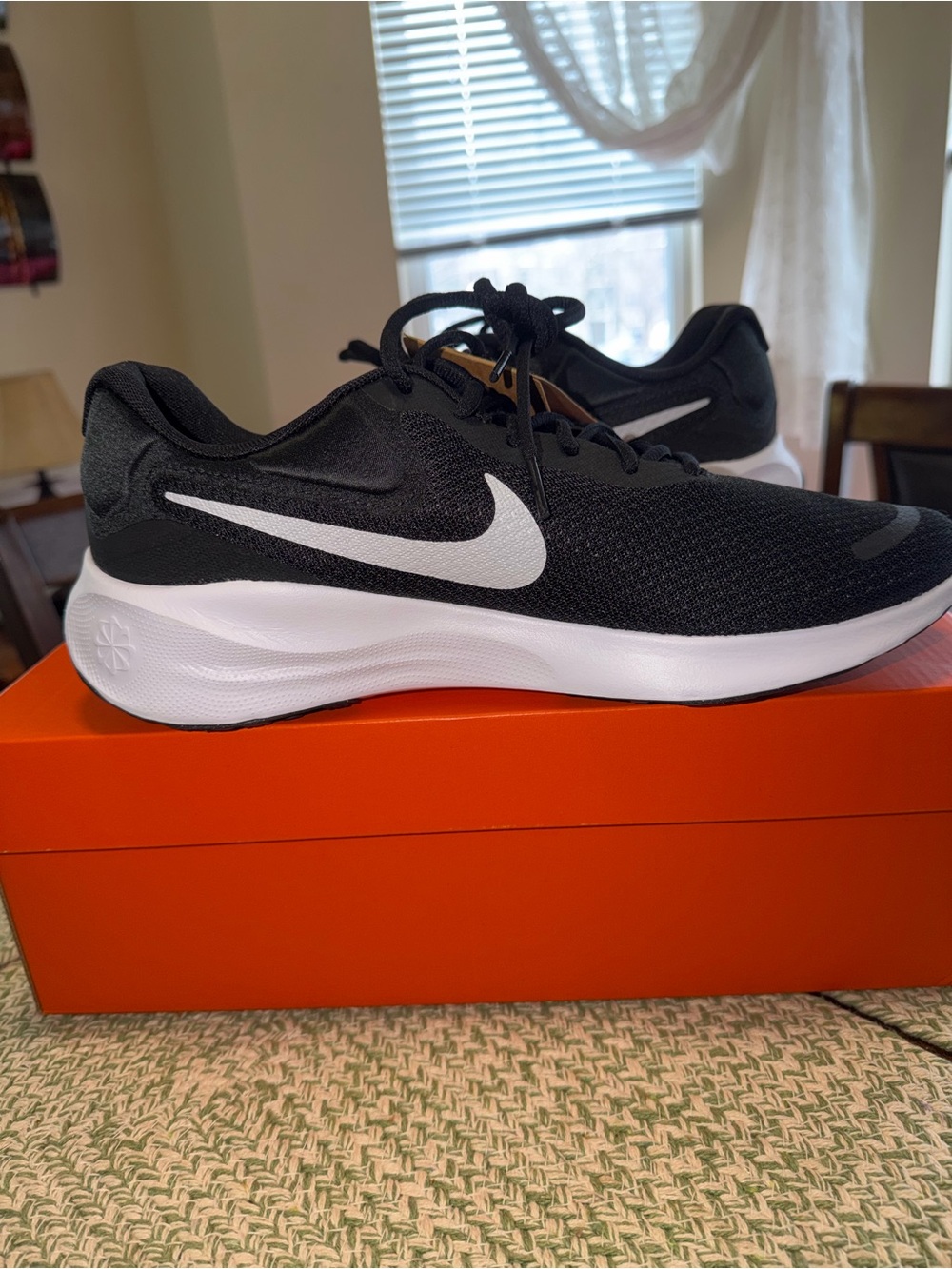 Nike Men's Revolution 7 Black and White Running sneakers size 9.5 new!!
